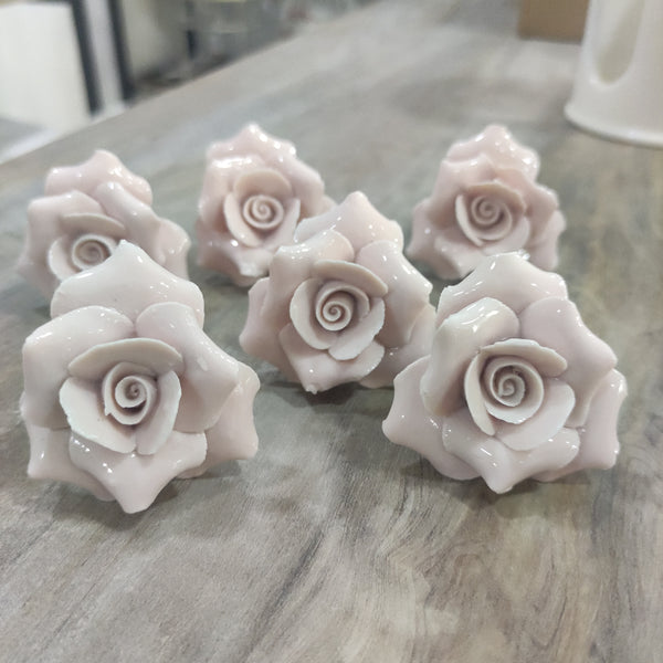Coppia pomelli fiore in porcellana di Capodimonte colore rosa