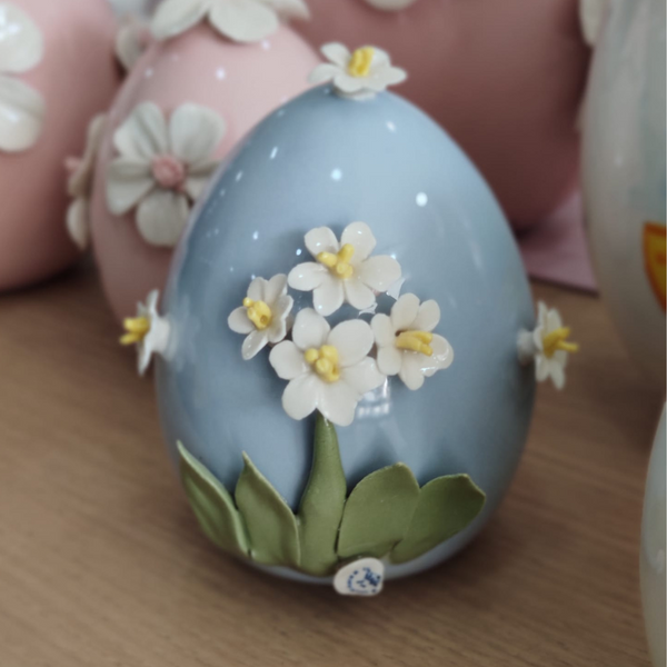 Uovo di Pasqua in Porcellana di Capodimonte con applicazioni floreali lavorate a mano