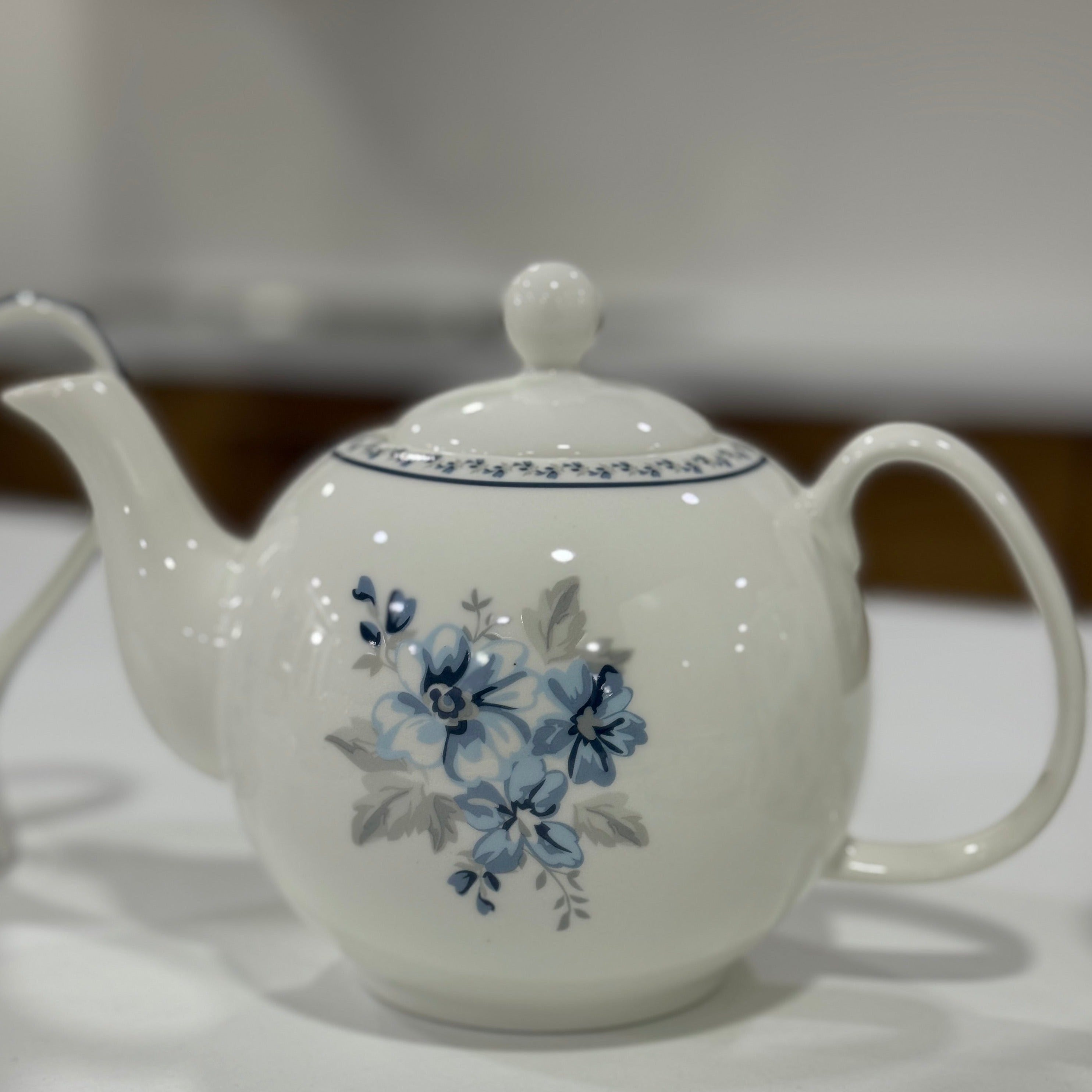 Teiera in Ceramica Bianca Shabby Chic con Fiorellini Celesti | L'Arte di Nacchi