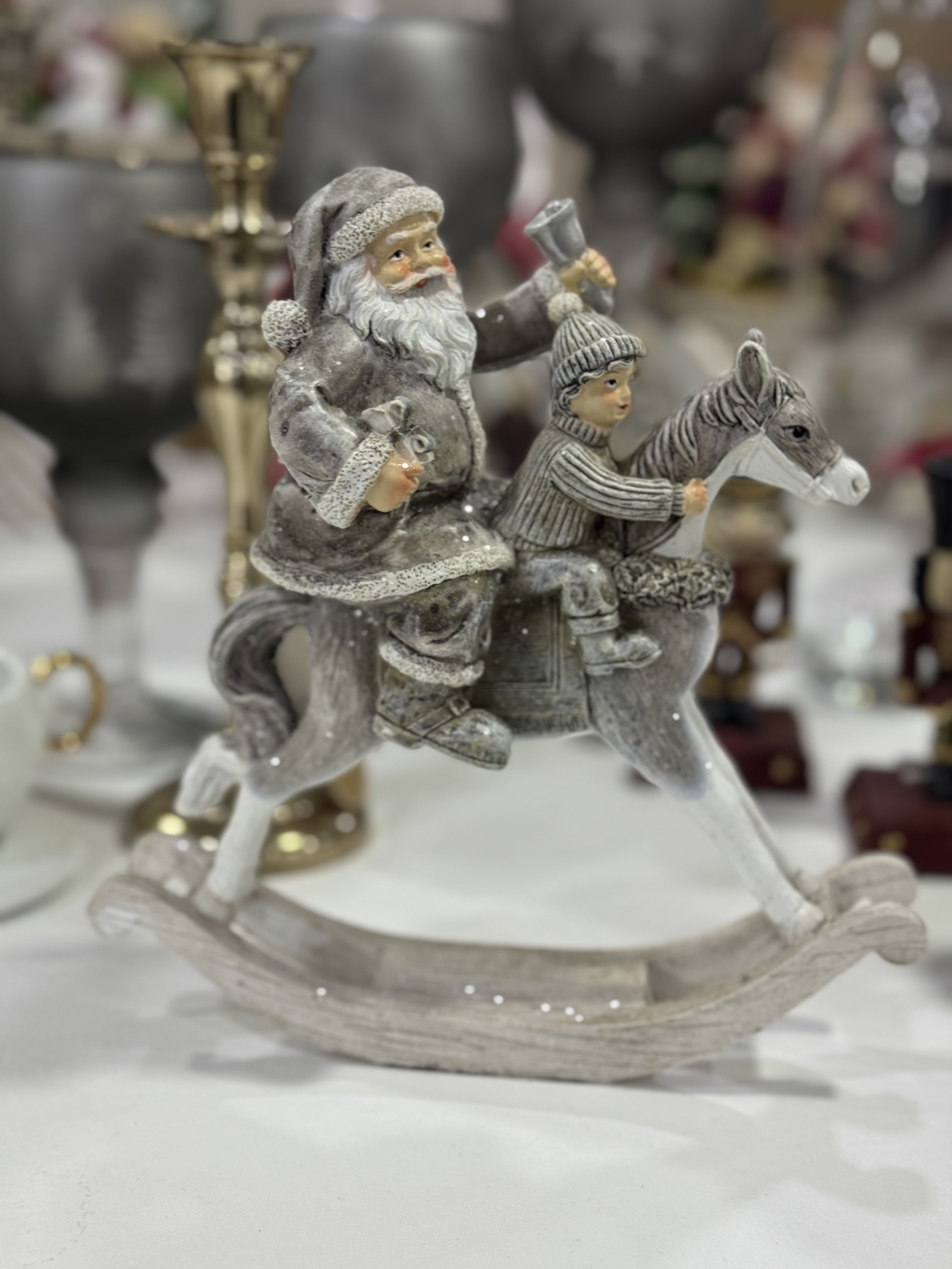 Statuina Babbo Natale con Slitta – Decorazione Natalizia in Resina