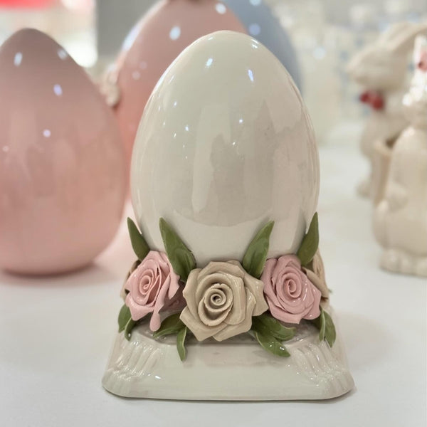 Uovo di Pasqua su base in Porcellana di Capodimonte con applicazioni floreali lavorate a mano