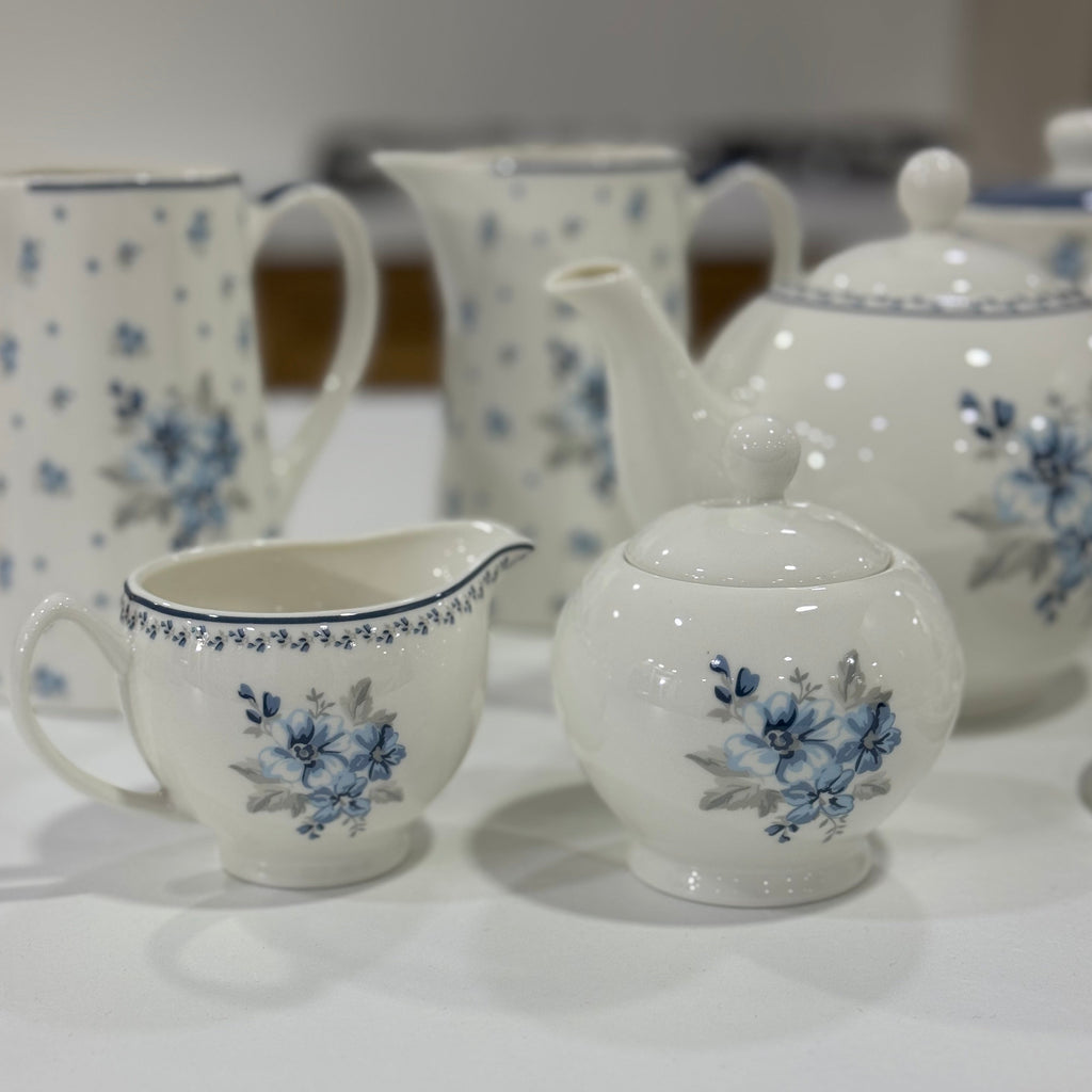 Set Lattiera e Zuccheriera in Ceramica Shabby Chic con Fiorellini Celesti | L'Arte di Nacchi