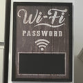 Lavagnetta WiFi in Legno – Segna la Password con Stile