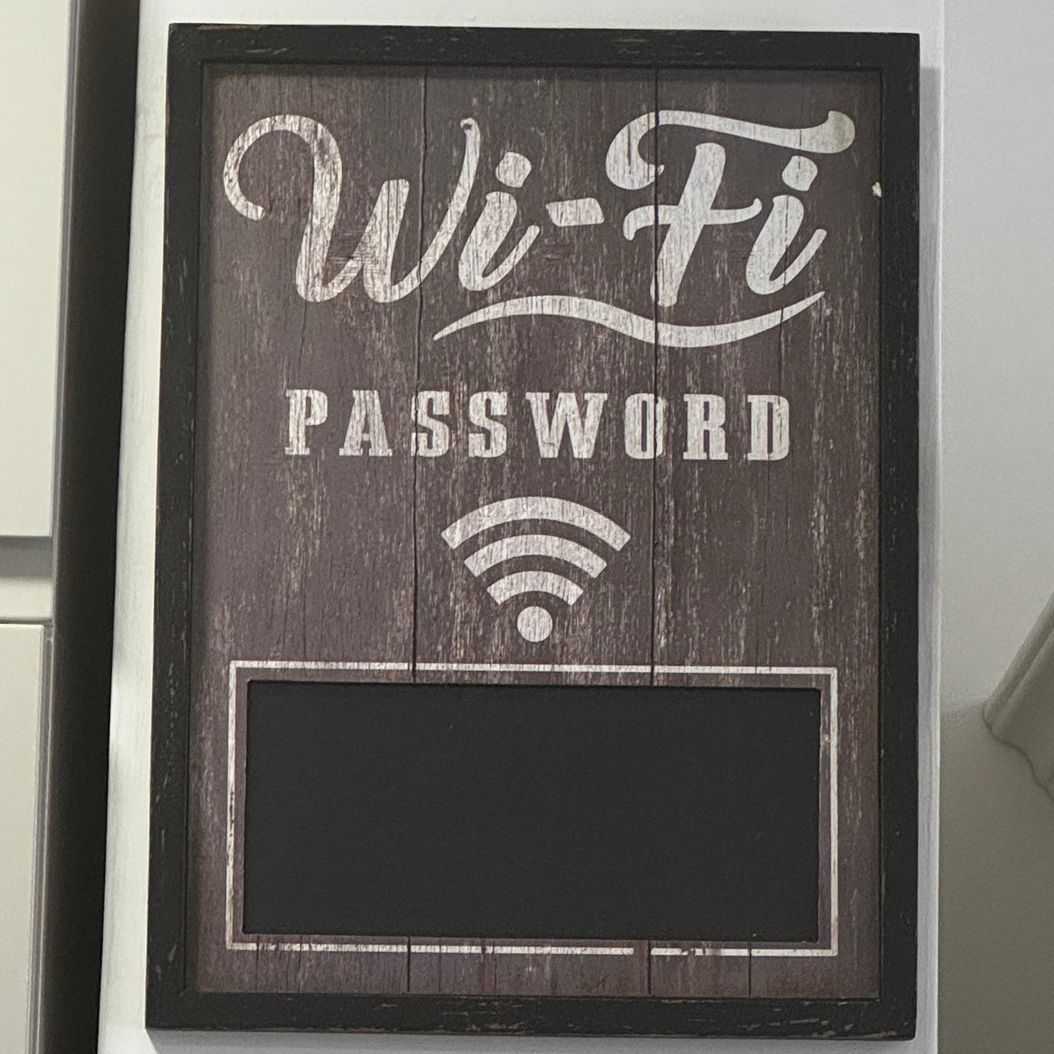 Lavagnetta WiFi in Legno – Segna la Password con Stile