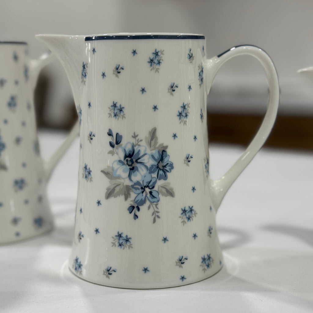 Brocca in Ceramica Bianca Shabby Chic con Fiorellini Celesti | L'Arte di Nacchi