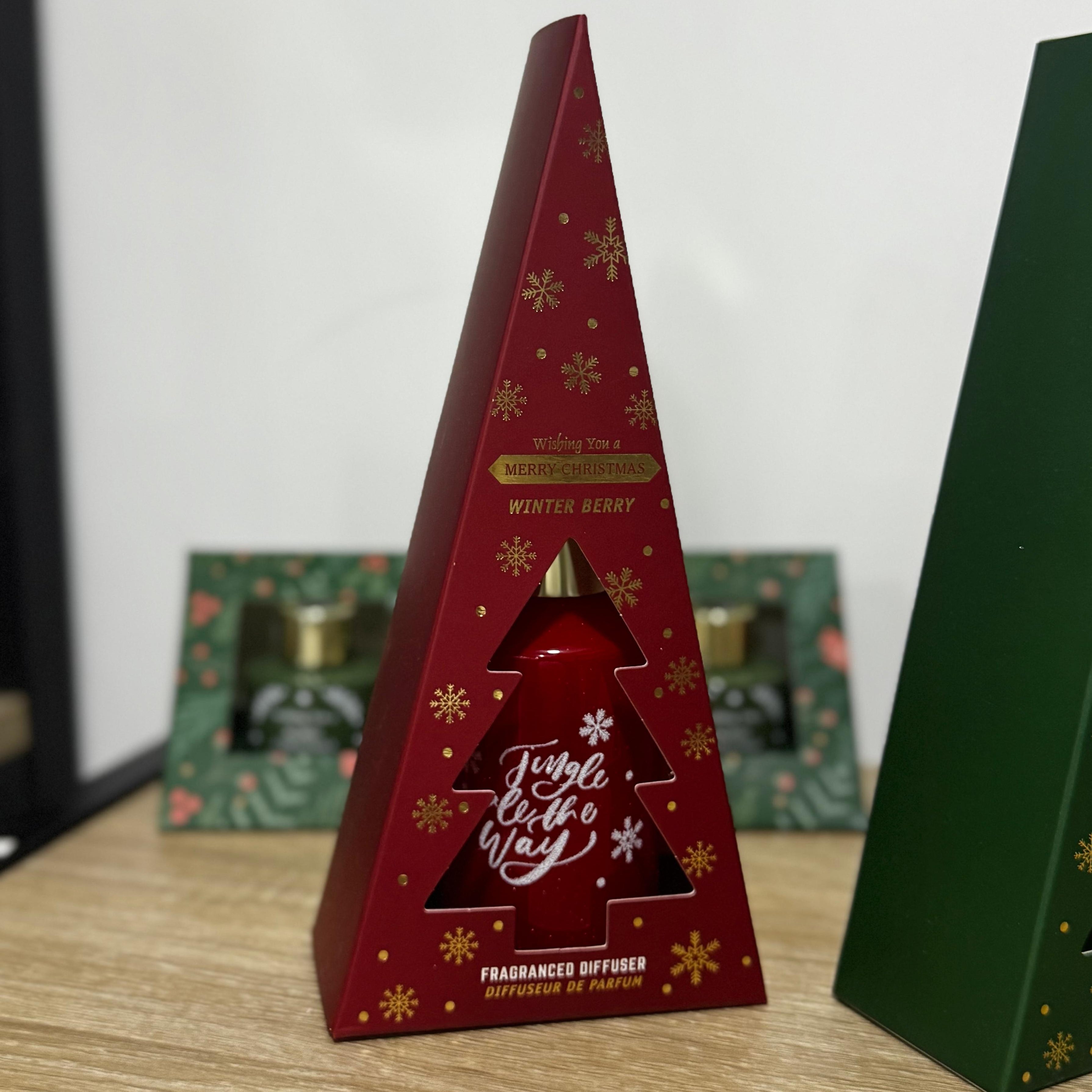 Confezione alberello Winter Berry vista frontale con Mistletoe & Fir sullo sfondo