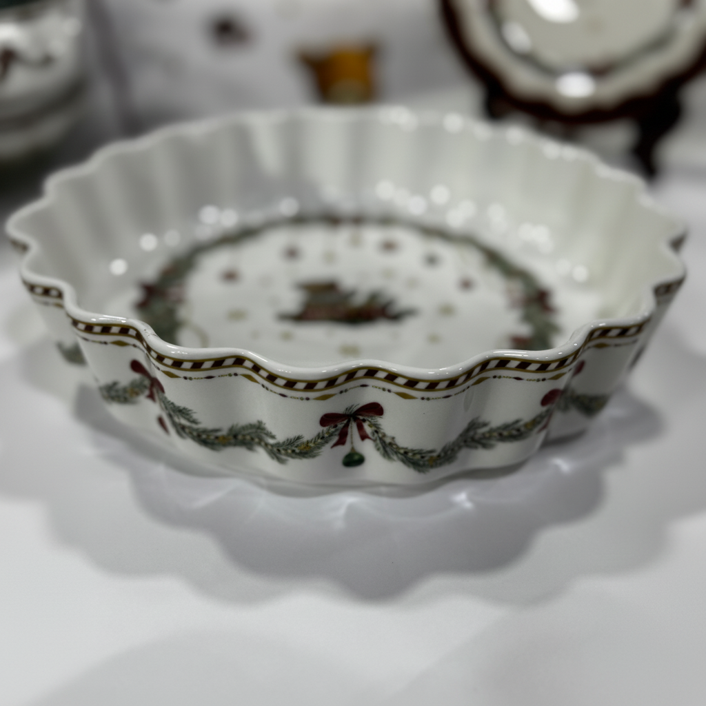 Dettaglio bordo ondulato terrina natalizia in ceramica