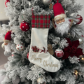 Calza di Natale bianca Merry Christmas con risvolto tartan rosso sull'albero
