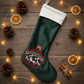 Calza di Natale verde flat lay con decorazioni country natalizie