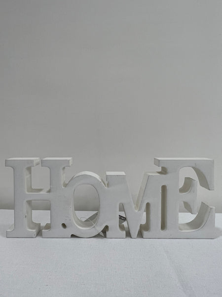 “HOME” scritta in legno