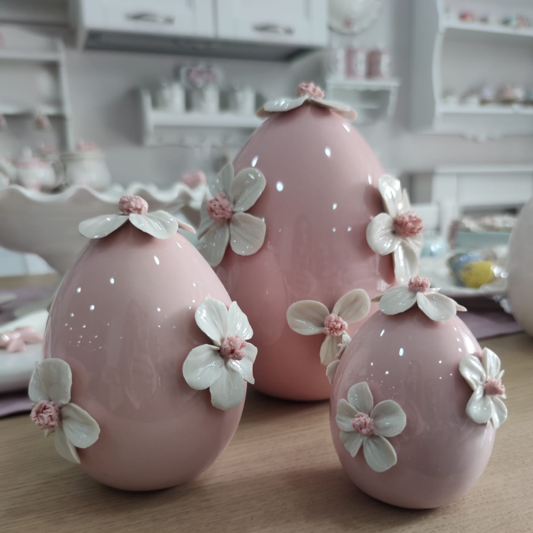 Uovo di Pasqua in Porcellana di Capodimonte con applicazioni floreali lavorate a mano