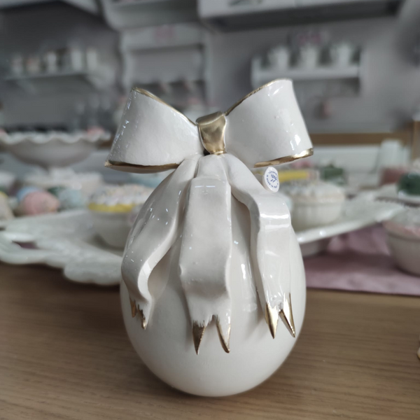 Uovo di Pasqua in Ceramica con applicazioni fiocco lavorato a mano