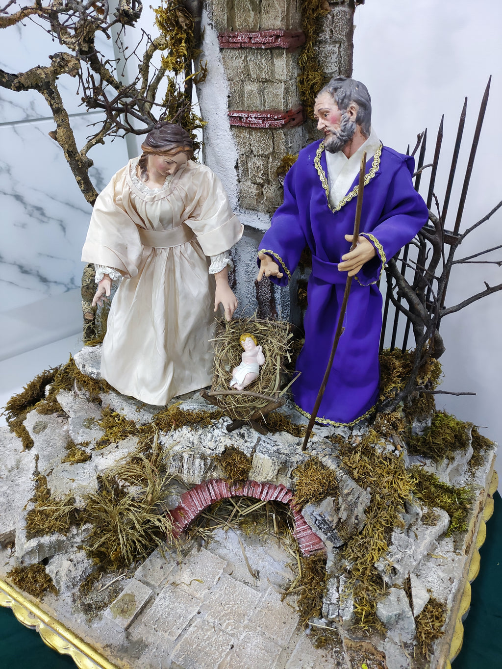 Presepe con base in legno dorata