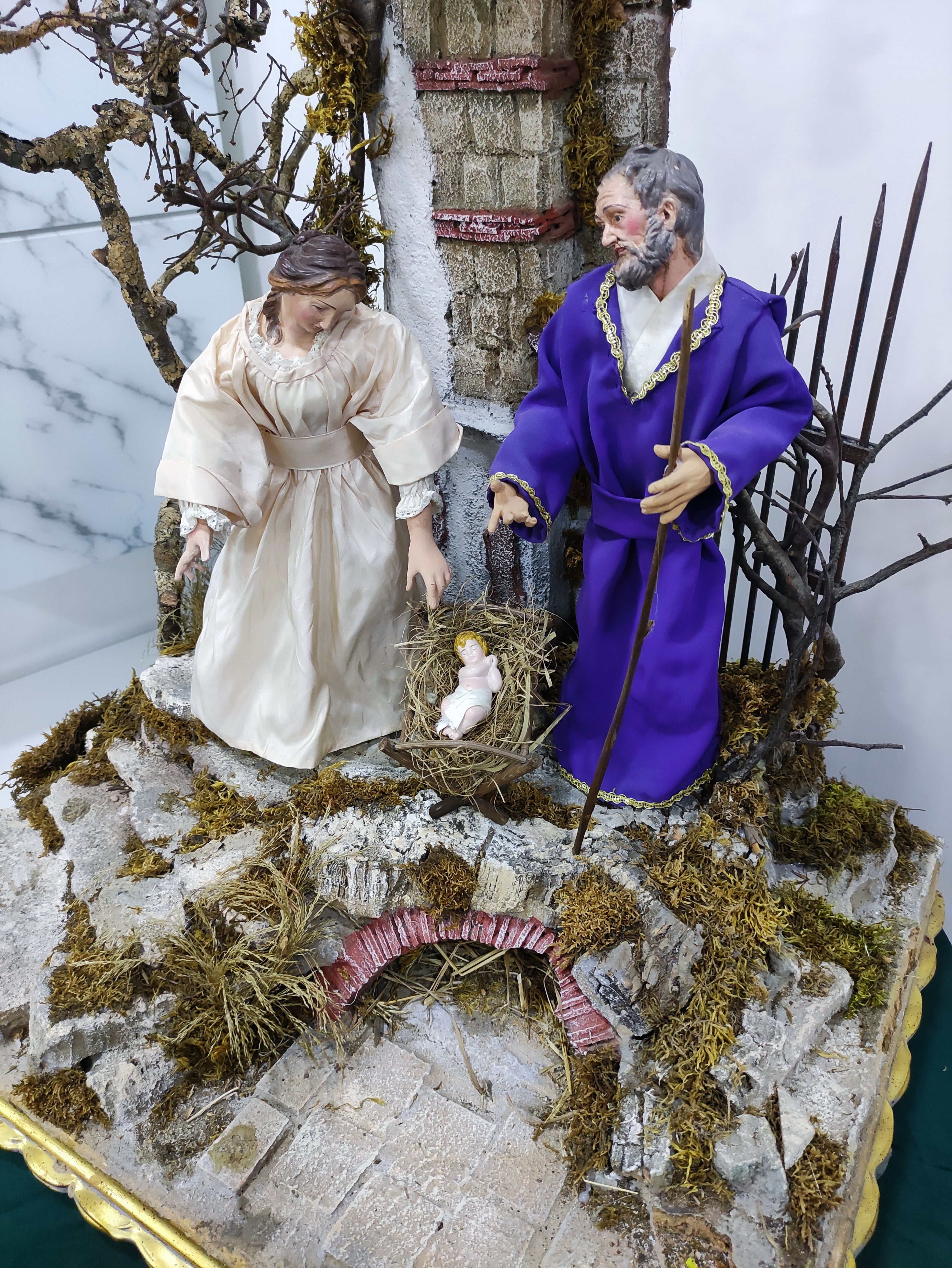 Presepe con base in legno dorata