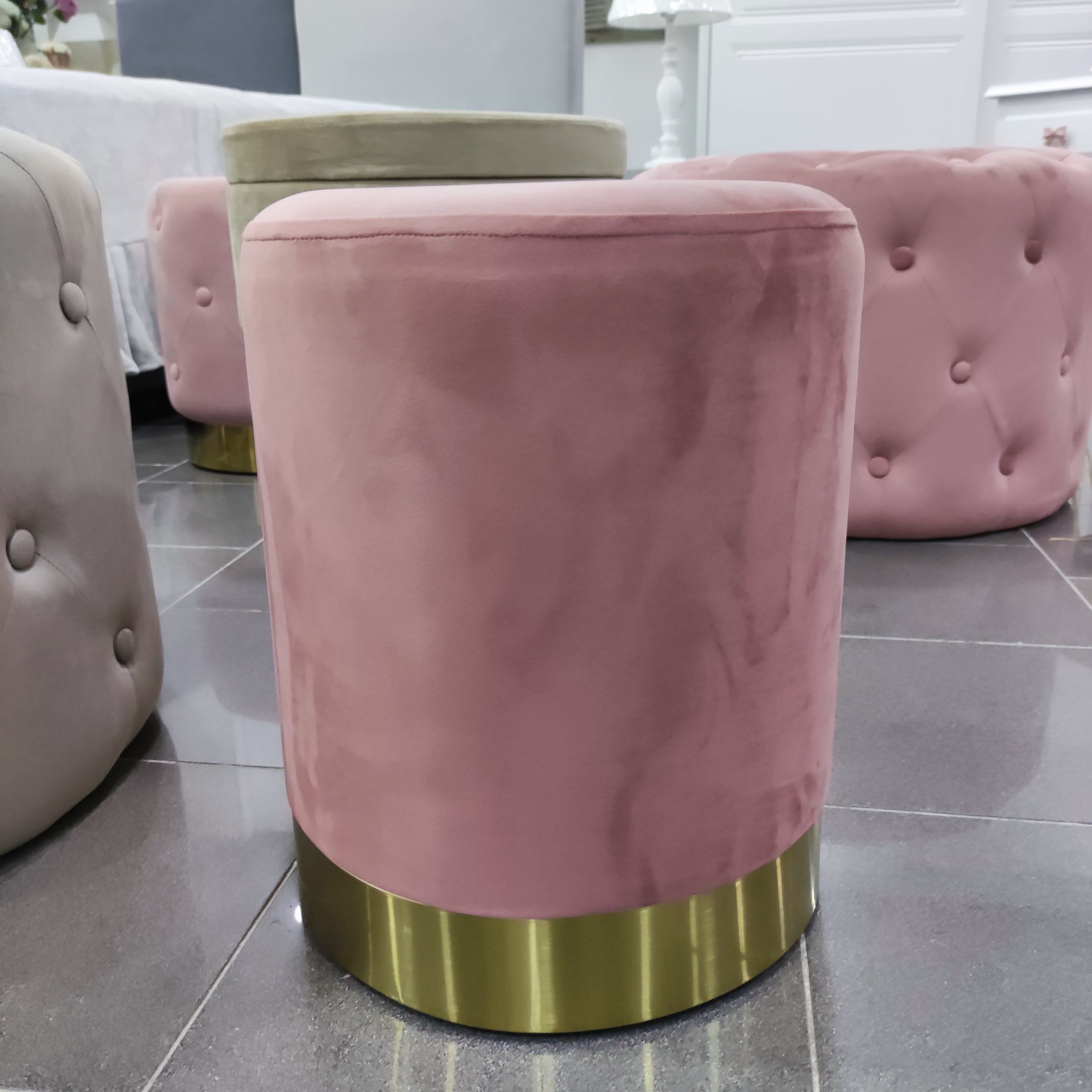 Pouf in Velluto – Base Oro | Ø32 x H37 cm