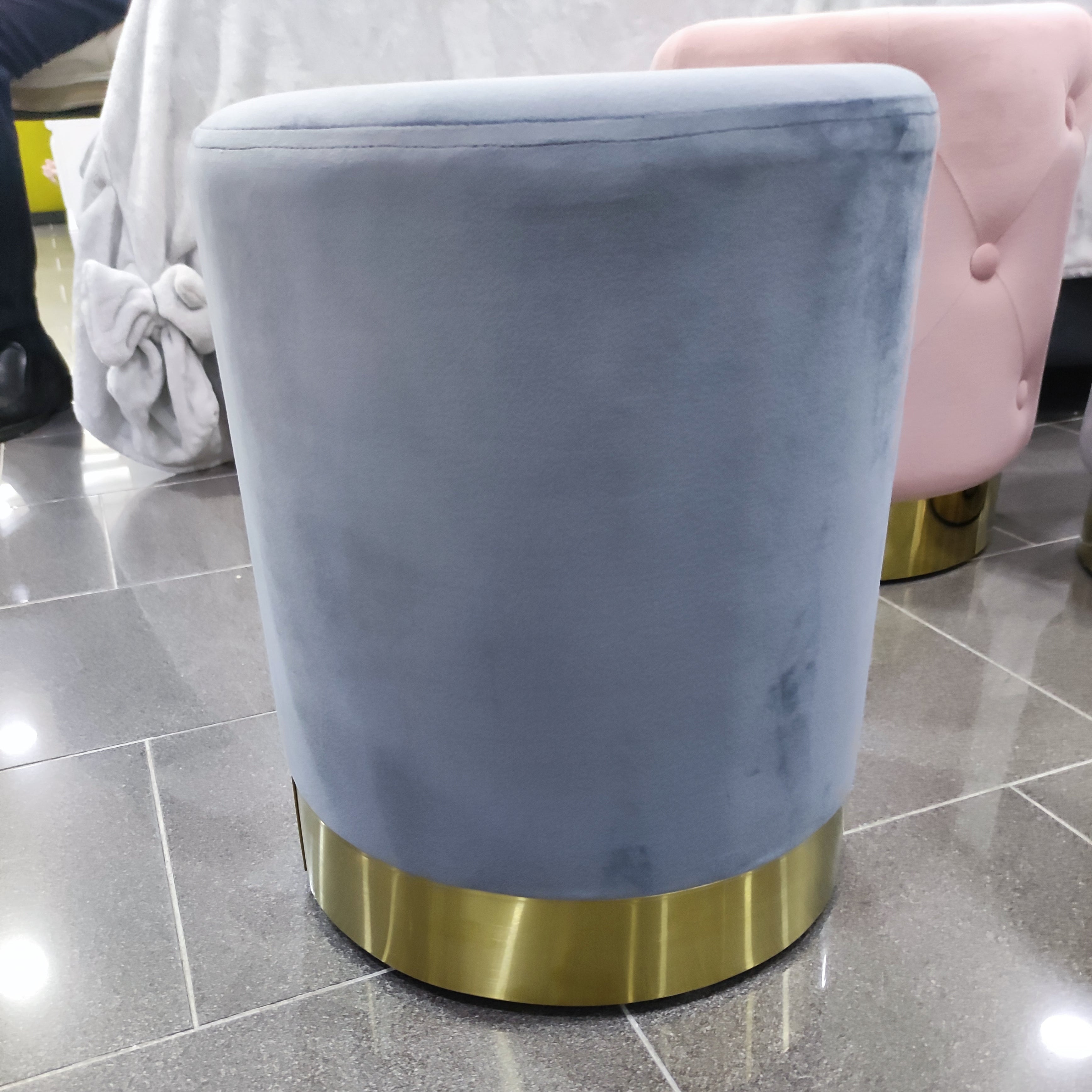Pouf in Velluto – Base Oro | Ø32 x H37 cm
