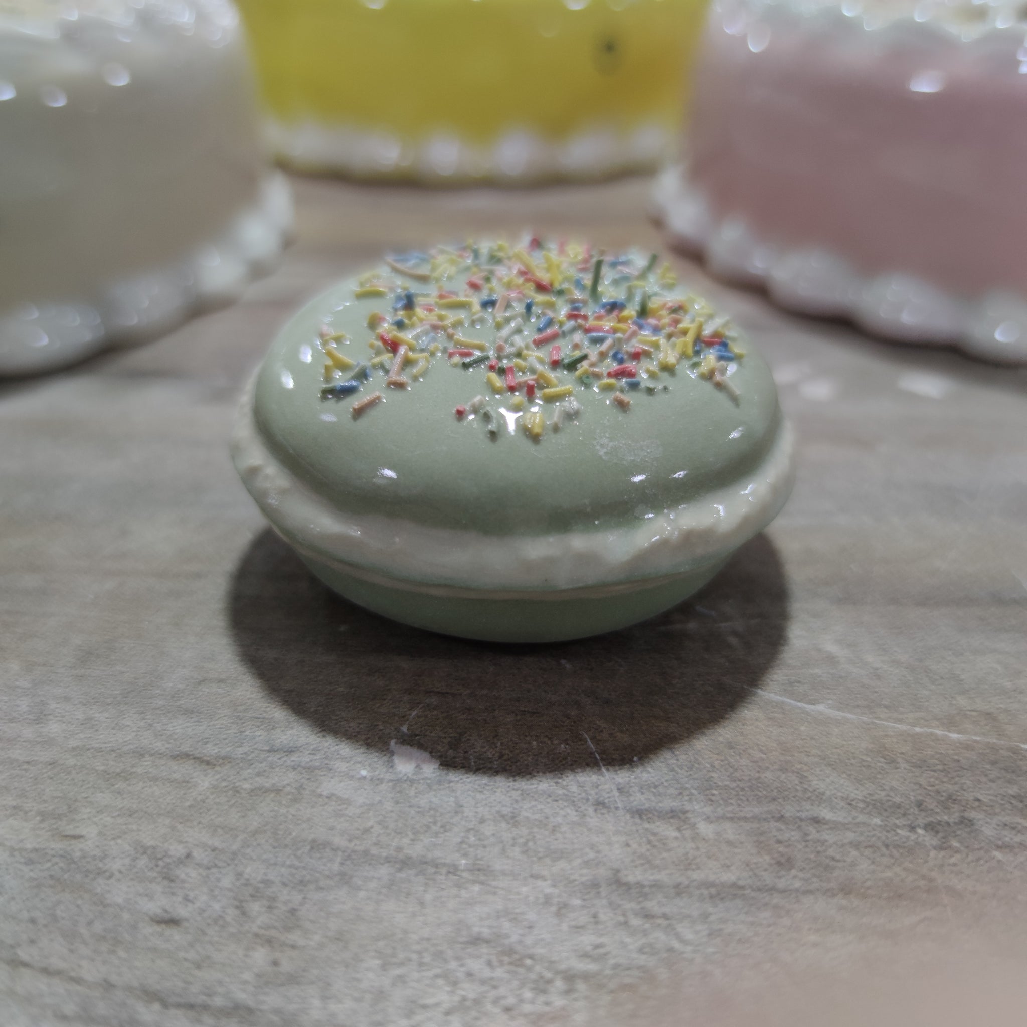 Macarons in porcellana di Capodimonte