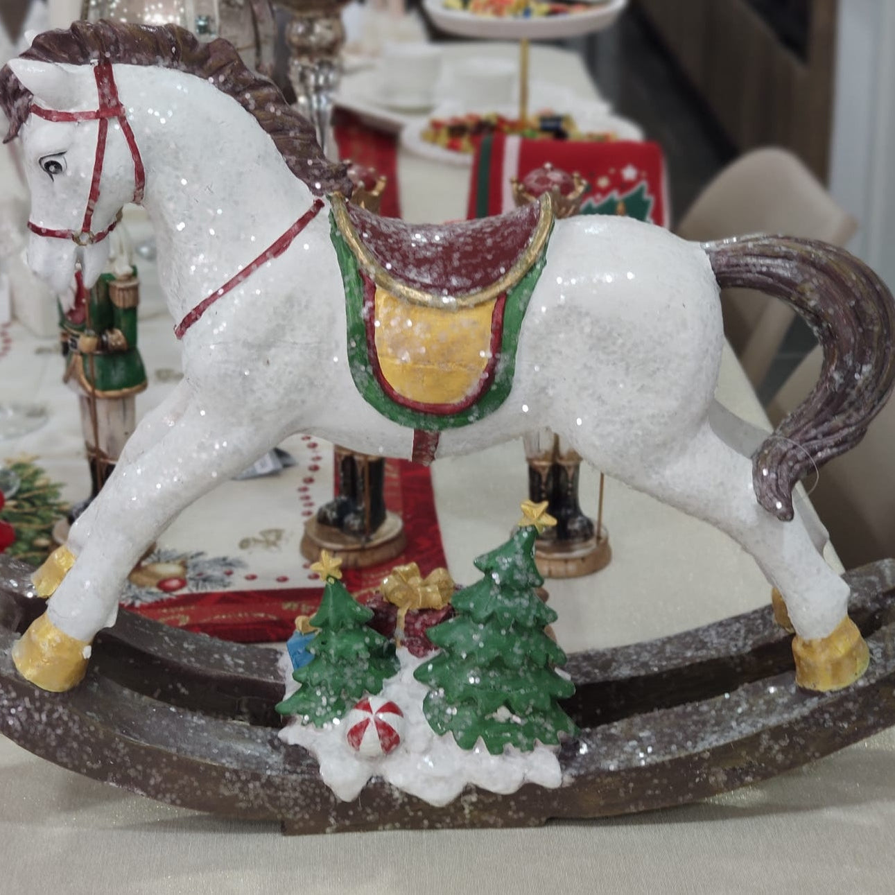 Cavallo a Dondolo Natalizio Decorativo – Statuina di Natale